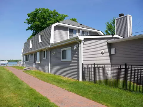 1704 Cass Lk, Keego Harbor, MI 48320