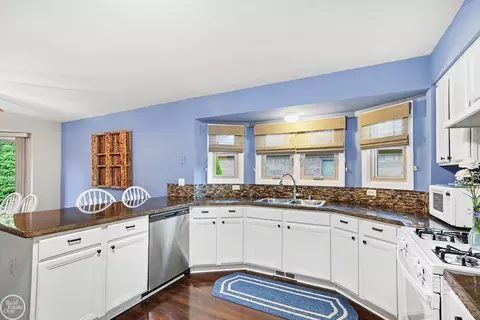 Kitchen - 19319 Weathervane, Macomb, MI 48044 photo 2 of 4