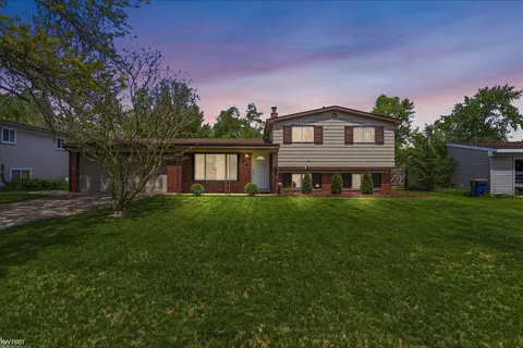 5904 Pontiac Lk, Waterford, MI 48327