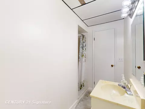 Bath - 553 Oakbrook, Flushing, MI 48433 photo 8 of 8