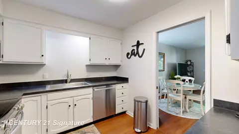 Kitchen - 553 Oakbrook, Flushing, MI 48433 photo 3 of 4