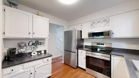 Kitchen - 553 Oakbrook, Flushing, MI 48433 photo 2 of 4