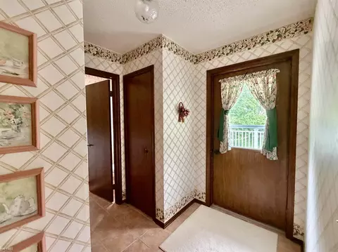 Entry Way - 7432 River, Flushing, MI 48433 photo 3 of 6