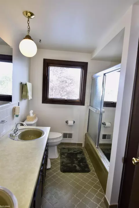 Bath - 2620 Kipling, Sterling Heights, MI 48310 photo 3 of 3