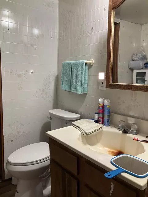 Bath - 2898 Lakeshore, Gladwin, MI 48624 photo 2 of 3