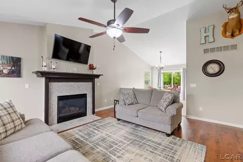 Living - 6483 Pocklington, Britton, MI 49229 photo 2 of 4