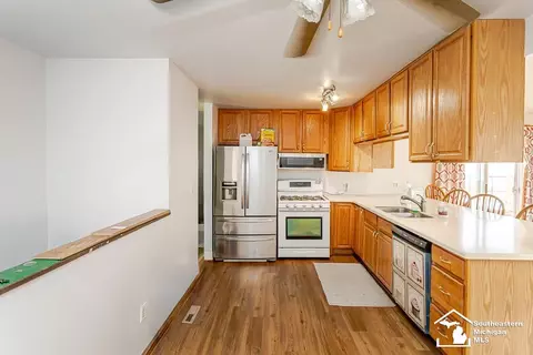 Kitchen - 37613 Castle, Romulus, MI 48174 photo 5 of 7
