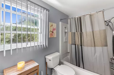 Bath - 3626 Easthampton, Flint, MI 48503 photo 4 of 4