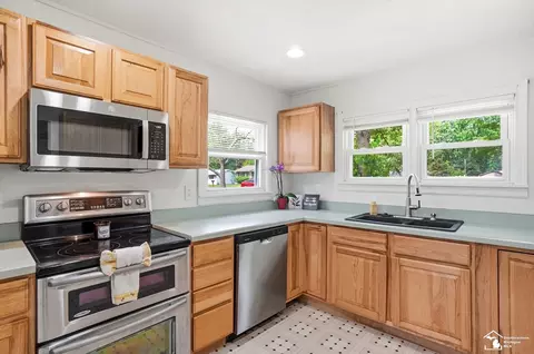 Kitchen - 15592 Cedar, Monroe, MI 48161 photo 4 of 5