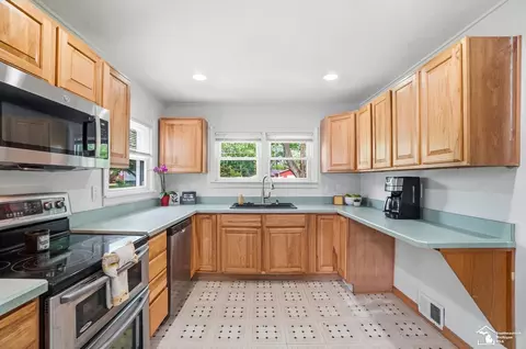 Kitchen - 15592 Cedar, Monroe, MI 48161 photo 3 of 5