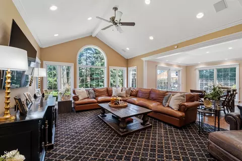 Living - 578 Heather, Grosse Pointe Woods, MI 48236 photo 2 of 10