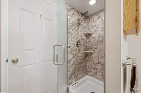Bath - 45311 Nottingham, Macomb, MI 48044 photo 2 of 3