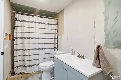 Bath - 35793 Concord, Romulus, MI 48174 photo 1 of 7