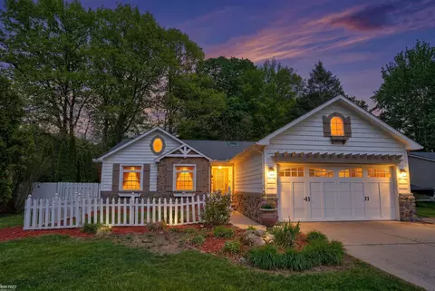 5311 Crestwood, Grand Blanc, MI 48439