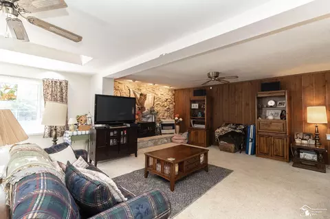 Living - 1372 Laurelhurst, Temperance, MI 48182 photo 2 of 2