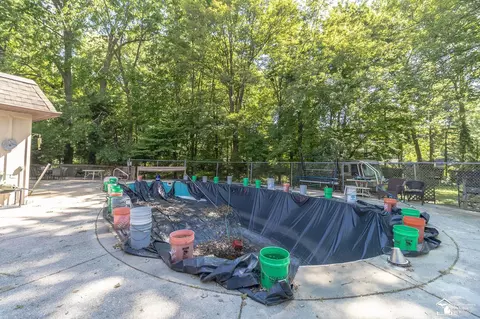 Exterior - 1372 Laurelhurst, Temperance, MI 48182 photo 8 of 10