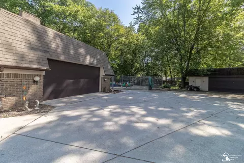 Exterior - 1372 Laurelhurst, Temperance, MI 48182 photo 4 of 10