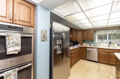 Kitchen - 1372 Laurelhurst, Temperance, MI 48182 photo 4 of 6