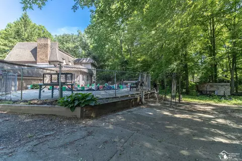 Exterior - 1372 Laurelhurst, Temperance, MI 48182 photo 6 of 10