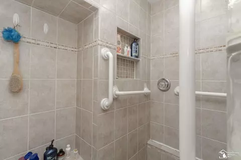 Bath - 1372 Laurelhurst, Temperance, MI 48182 photo 3 of 4
