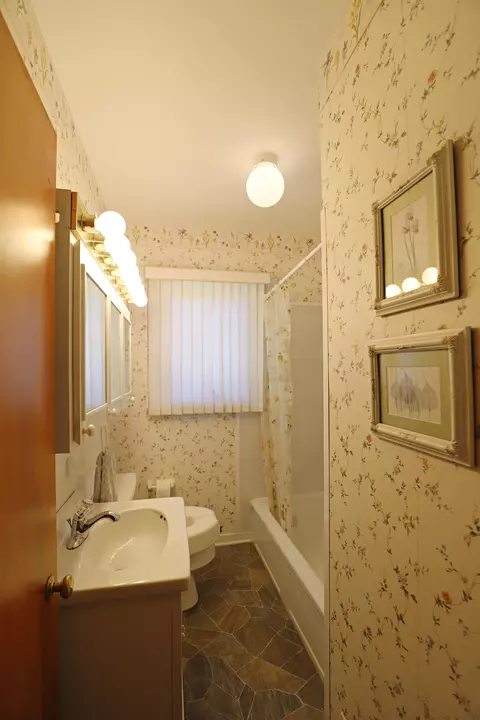 Bath - 536 Warren, Flushing, MI 48433 photo 1 of 1