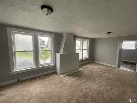 Living - 68 Navarre, Monroe, MI 48161 photo 4 of 5