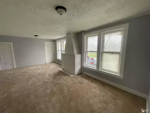Living - 68 Navarre, Monroe, MI 48161 photo 5 of 5