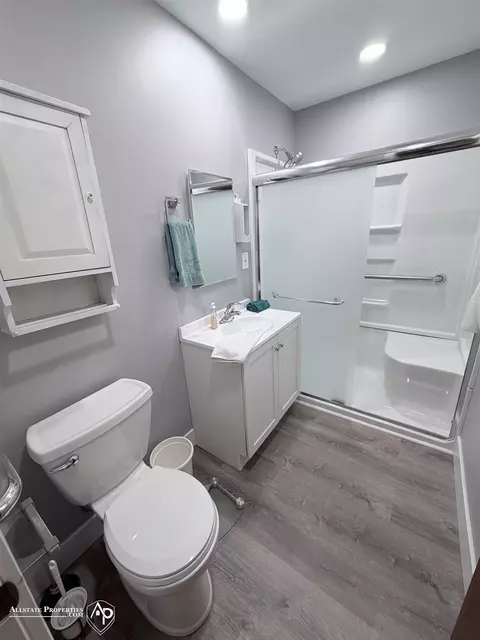 Bath - 604 Amesbury, Davison, MI 48423 photo 1 of 5