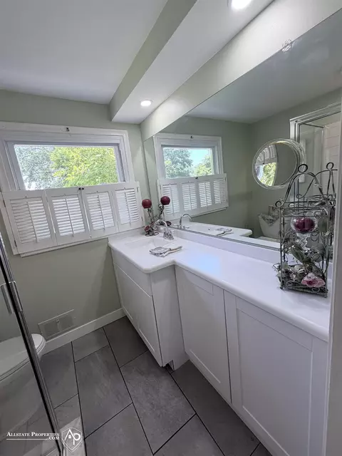 Bath - 604 Amesbury, Davison, MI 48423 photo 2 of 5