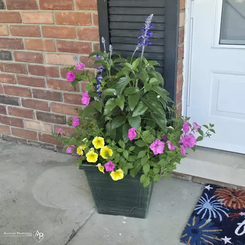 Exterior - 604 Amesbury, Davison, MI 48423 photo 2 of 7