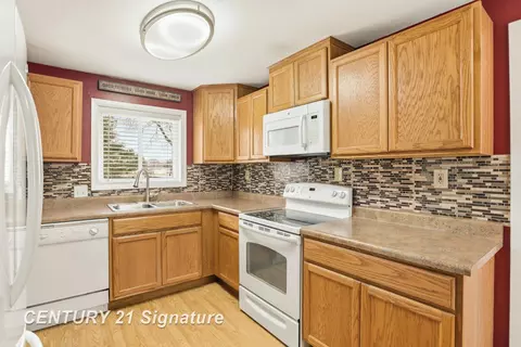 Kitchen - 526 S Maple, Hemlock, MI 48626 photo 2 of 4