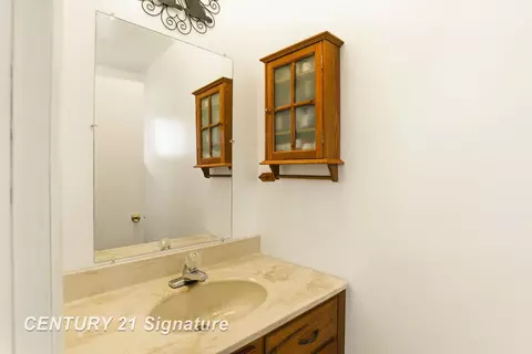 Bath - 526 S Maple, Hemlock, MI 48626 photo 1 of 4
