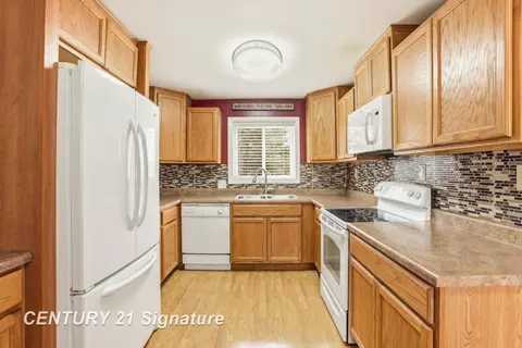 Kitchen - 526 S Maple, Hemlock, MI 48626 photo 1 of 4