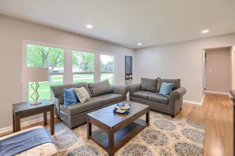 Living - 2049 Belle Meade, Davison, MI 48423 photo 2 of 12