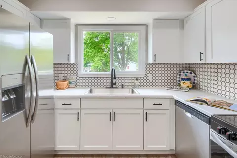 Kitchen - 2049 Belle Meade, Davison, MI 48423 photo 5 of 7