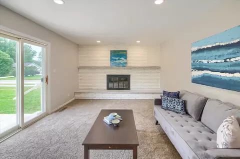 Living - 2049 Belle Meade, Davison, MI 48423 photo 11 of 12