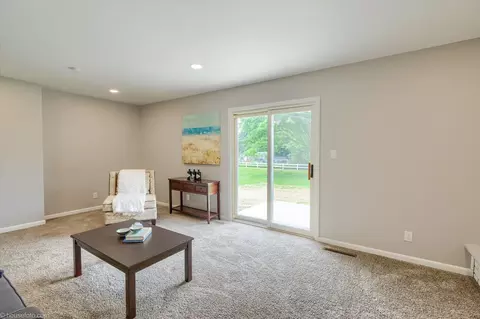 Living - 2049 Belle Meade, Davison, MI 48423 photo 10 of 12