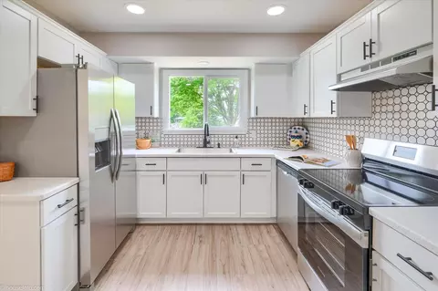 Kitchen - 2049 Belle Meade, Davison, MI 48423 photo 4 of 7