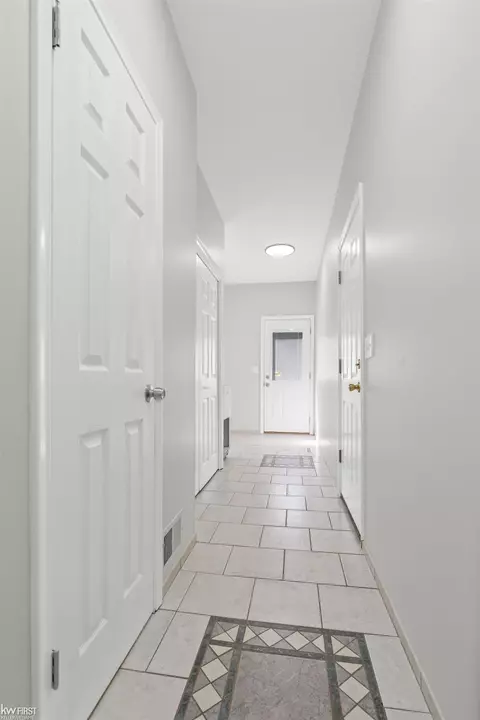 Entry Way - 3183 Bridle, Flint, MI 48507 photo 8 of 10