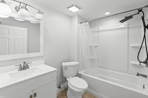 Bath - 3183 Bridle, Flint, MI 48507 photo 9 of 10