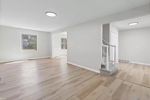 Living - 3183 Bridle, Flint, MI 48507 photo 5 of 8