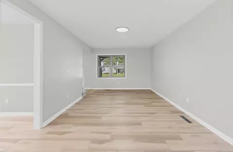 Living - 3183 Bridle, Flint, MI 48507 photo 7 of 8