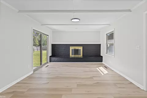 Living - 3183 Bridle, Flint, MI 48507 photo 2 of 8