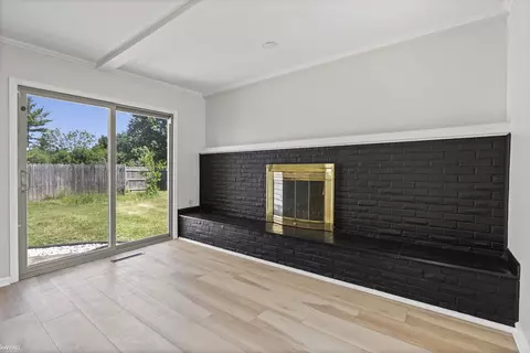 Living - 3183 Bridle, Flint, MI 48507 photo 3 of 8