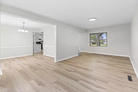 Living - 3183 Bridle, Flint, MI 48507 photo 6 of 8