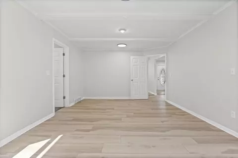 Living - 3183 Bridle, Flint, MI 48507 photo 4 of 8