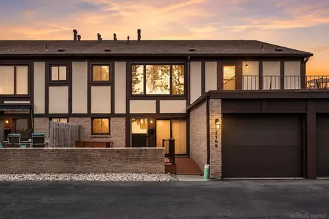 1102 Country Clb, Saint Clair Shores, MI 48082