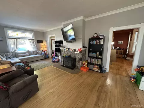 Living - 115 Oak St, Ishpeming, MI 49849 photo 4 of 5