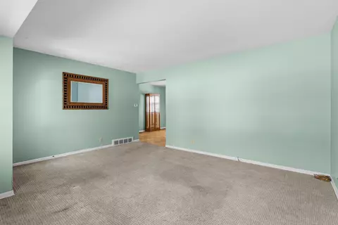 Living - 604 Somerset, Flushing, MI 48433 photo 2 of 3