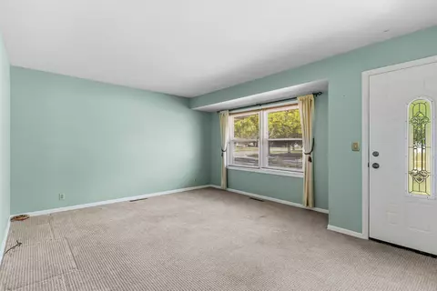 Living - 604 Somerset, Flushing, MI 48433 photo 1 of 3